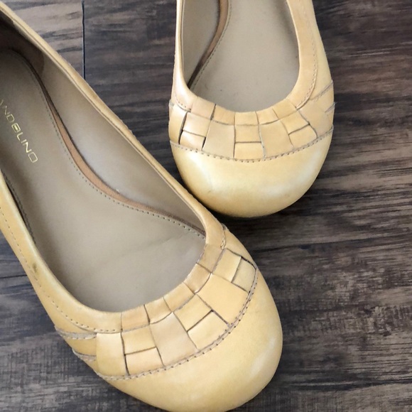 Mustard Bandolino flats. Size 7M - Picture 2 of 5